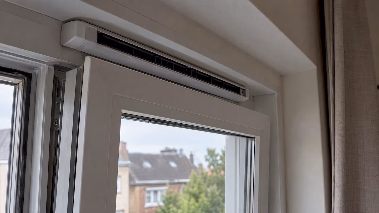 Geluidsdempende ventilatie boven een raam