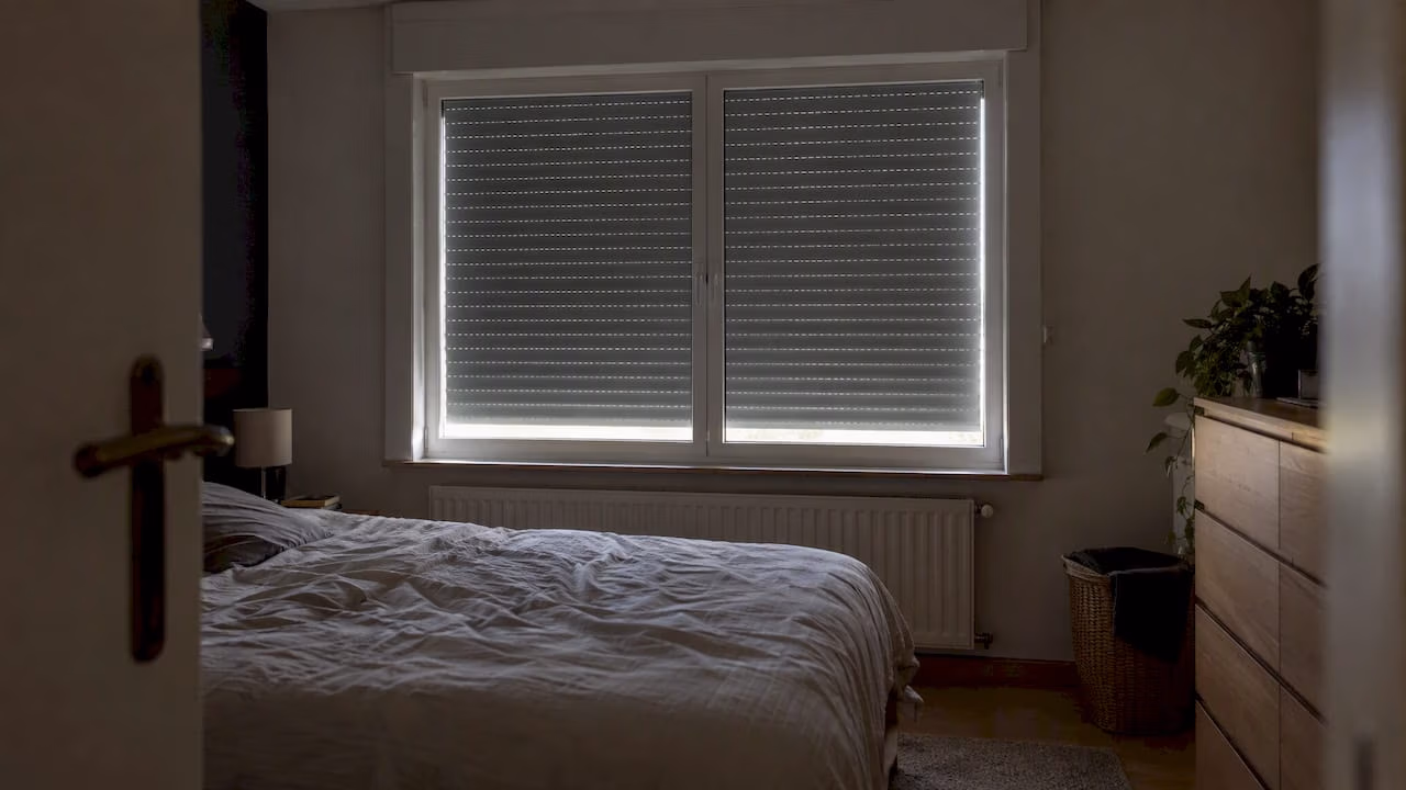 Gesloten rolluik zorgt voor verduistering van de slaapkamer op het zuiden